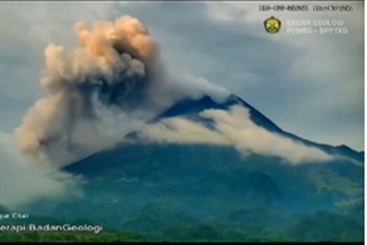 Tangkapan layar aktifitas erupsi efusif Merapi, Sabtu (18/12/2021) sore.