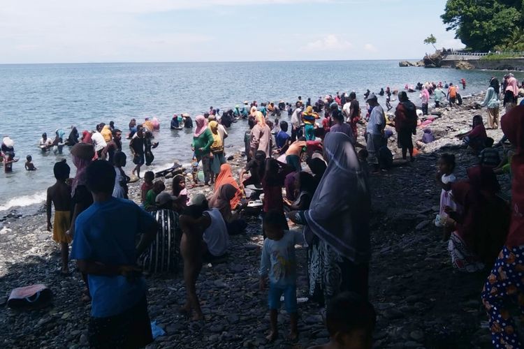Ratusan warga Desa Tamilow, Kecamatan Amahai, Kabupaten Maluku Tengah tengah mendulang emas di pantai dusun Pohon Batu, desa setempat, Rabu (24/3/2021)