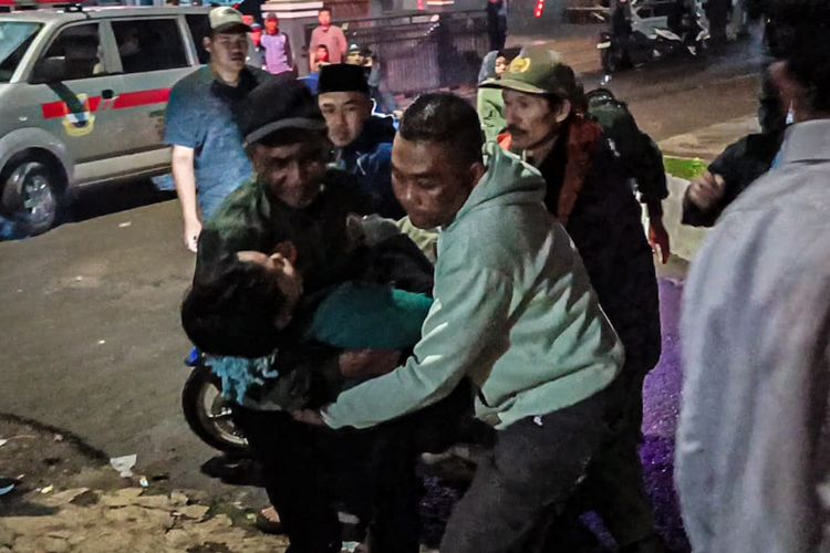 Salah seorang korban keracunan dibopong ke GOR Desa Cibodas untuk mendapatkan perawatan medis imbas keracunan menu Makan Bergizi Gratis (MBG) di Kecamatan Lembang, Kabupaten Bandung Barat (KBB), Jawa Barat, Selasa (28/10/2025).