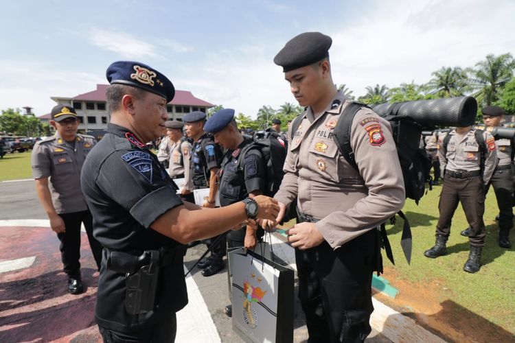 Kapolda Kalbar Irjen Pol Didi Haryono melepas 440 personel kepolisian yang dikirim untuk pengamanan wilayah Ibu Kota Jakarta, Kamis (16/5/2019).