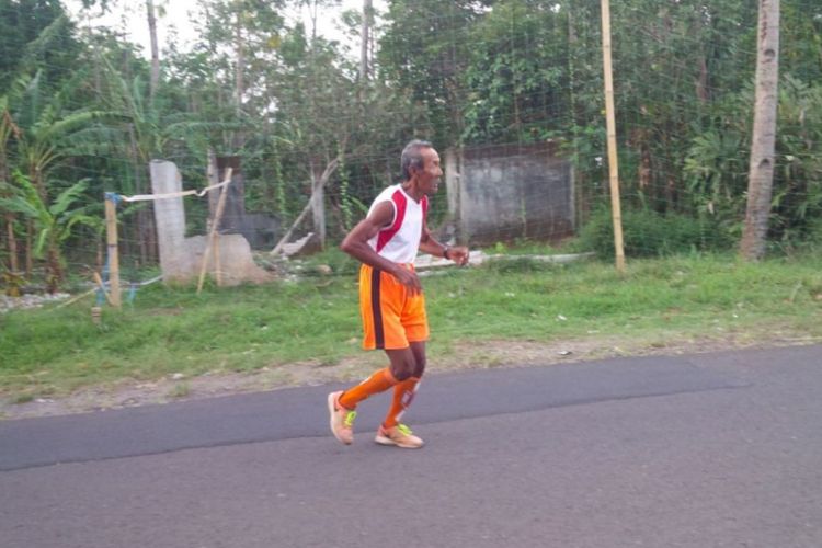 Darmiyanto (82) berlari dari rumahnya di Dusun Ngemplak Tugel, Desa   Krandon Lor, Kecamatan Suruh Kabupaten Semarang menuju tempat mangkalnya di Salatiga.