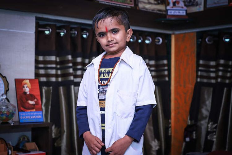 Ganesh Baraiya (23) dari India yang menjadi dokter terpendek di dunia.