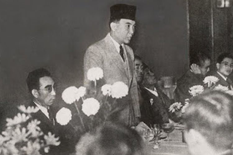 Soekarno, didampingi Muhammad Hatta, di acara makan dengan para pejabat Jepang