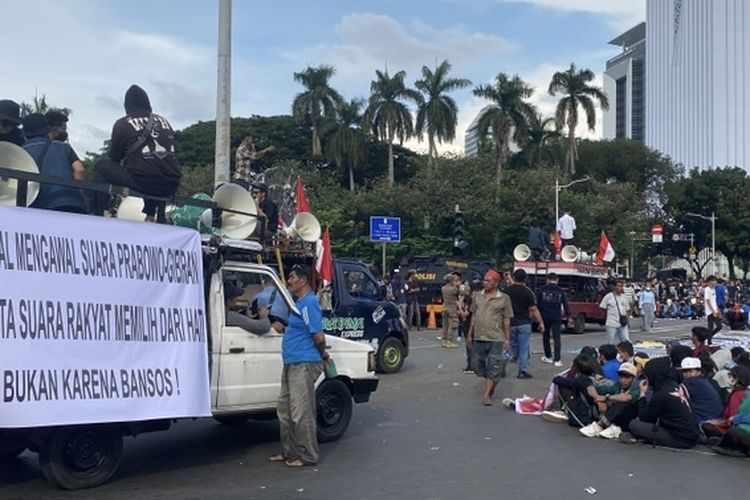 Massa dari pendukung Capres dan Cawapres Prabowo Subianto-Gibran Rakabuming Raka turut menggelar aksi di kawasan Patung Kuda, Gambir, Jakarta Pusat, Jumat (19/4/2024). 