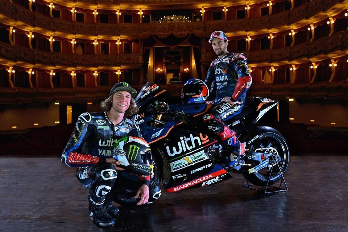 Pebalap Italia, Andrea Dovizioso, dan rookie Darryn Binder berpose bersama motor baru WithU Yamaha RNF Team pada peluncuran tim di Verona, Senin (24/1/2022)
