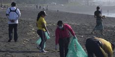 Dompet Dhuafa dan Masyarakat Kumpulkan 287 Kg Sampah di Pantai Padang Galak
