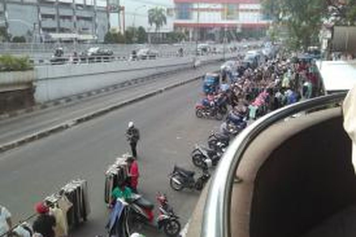 Para pedagang eks Blok III Pasar Senen yang terbakar kini berjualan di Jalan Pasar Senen, Jakarta Pusat, Jumat (10/10/2014).