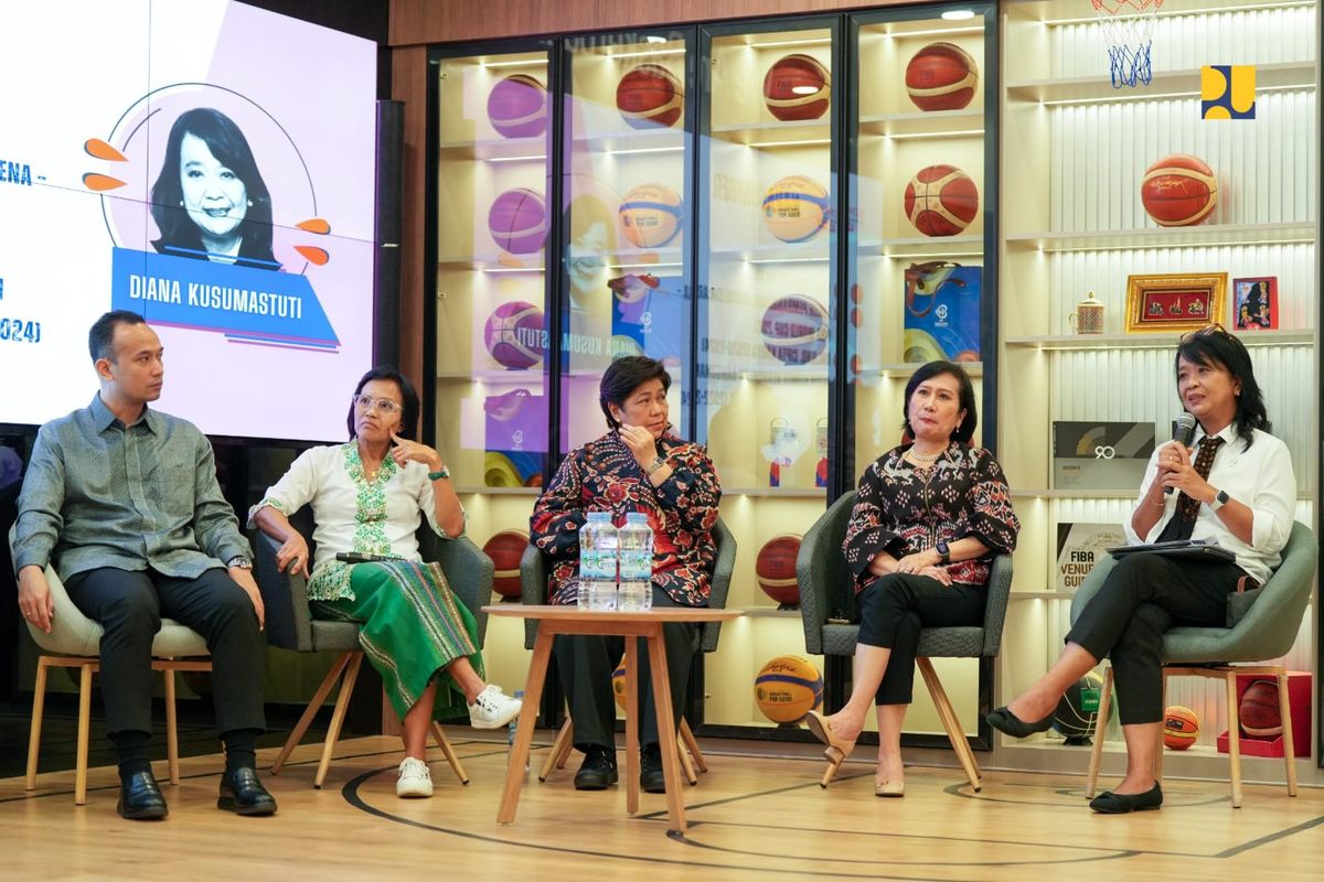 Wakil Menteri (Wamen) Pekerjaan Umum (PU) Diana Kusumastuti dalam acara Women In Basketball Forum bertajuk ?Perempuan Menginspirasi di Basket dan Karier? di Menara Danareksa, Jakarta, Kamis (24/4/2025). 
