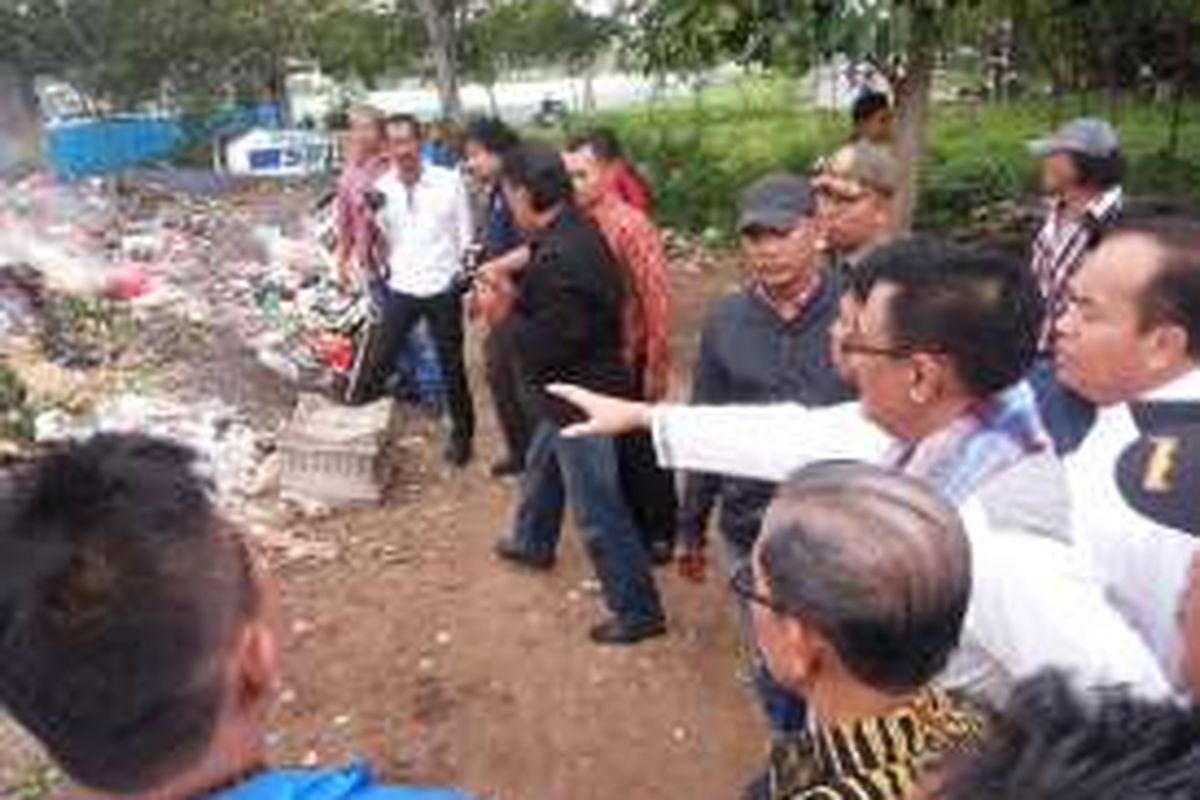 Wakil Gubernur DKI Djarot Saiful Hidayat saat menemukan lahan cukup luas yang justru jadi tempat pembuangan akhir sampah, tak jauh dari permukiman warga di Jalan Lio, Kelurahan Jatinegara Kaum, Kecamatan Cakung, Jakarta Timur. Hal itu ditemukannya saat melakukan kunjungan Kamis (27/10/2016).