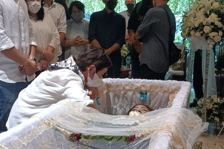 Artis senior sekaligus politikus Nurul Arifin saat memberikan salam perpisahan di atas peti jenazah putrinya, Maura Magnalia, di rumah duka, kawasan Cinere, Depok, Jawa Barat, Rabu (26/1/2022). 