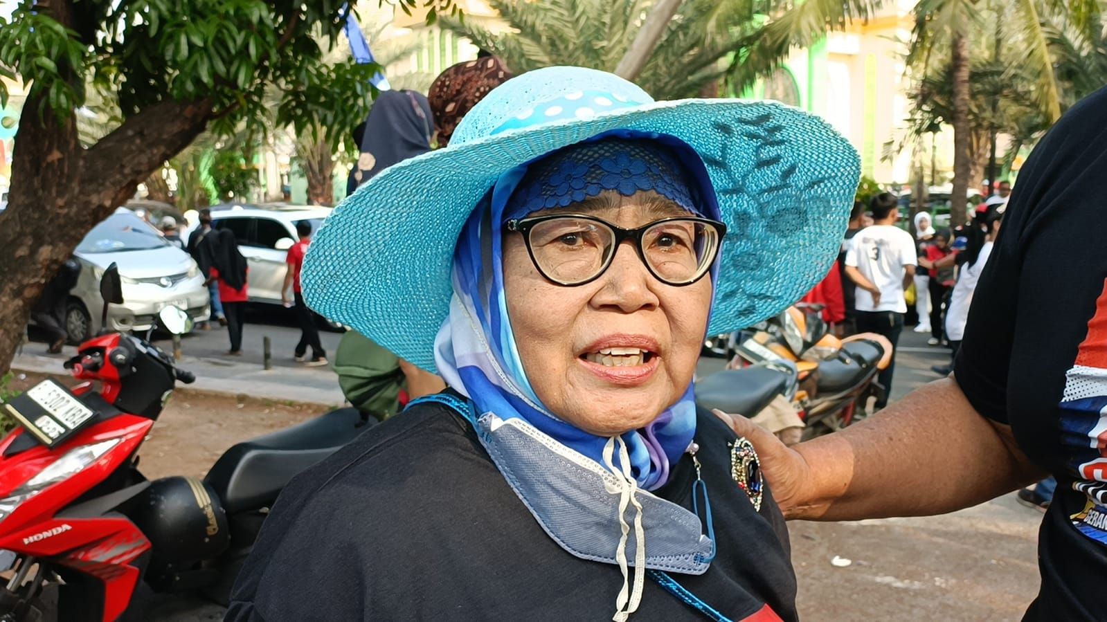 Cerita Nenek di Bekasi Terobos Massa dan Pengawal demi Salaman dengan Ganjar