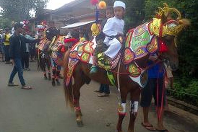 Dalam rangka memperingati hari Asyura yang jatuh pada tanggal 10 Muharram, Manajer Persib Bandung, Umuh Muchtar, menggelar khitanan massal di Kampung Ciluluk, Desa Margajaya, Kecamatan Tanjungsari, Sumedang, Jawa Barat.