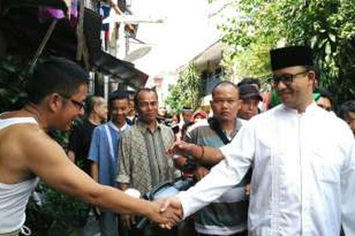 Bakal calon gubernur DKI Jakarta Anies Baswedan mengunjungi Kampung Magesen, Manggarai, Jakarta Selatan, Minggu (9/10/2016).