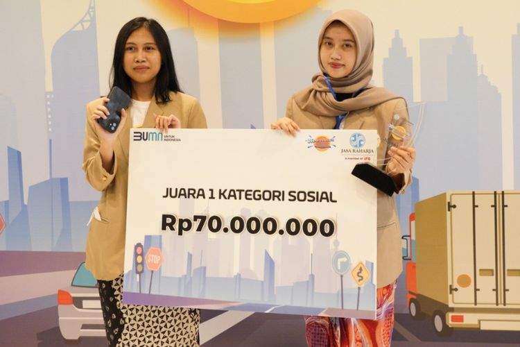 Pemenang JR-Rovation 2022 menerima hadiah uang puluhan juta rupiah dari Jasa Raharja