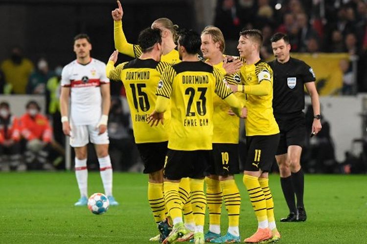 Suasana perayaan gol Julian Brandt pada laga pekan ke-29 Bundesliga yang mempertemukan Vfb Stuttgart vs Dortmund di Mercedes-Benz Arena pada Sabtu (9/4/2022) dini hari WIB.