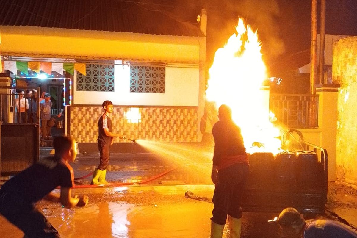 Foto: Motor pengangkut bensin di Situbondo terbakar.