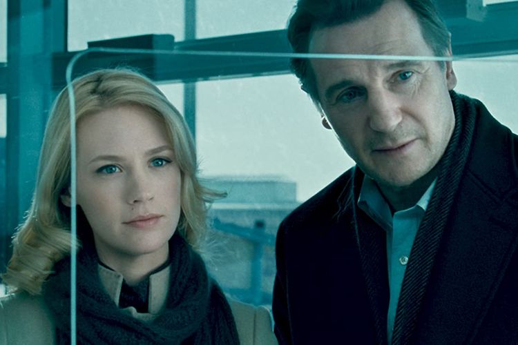 Liam Neeson (kanan) dan January Jones dalam film Unknown (2011).