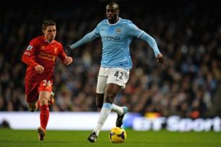 Gelandang Manchester City, Yaya Toure (kanan), mendapat pengawalan dari gelandang Liverpool, Joe Allen (kiri), pada laga Premier League di Stadion Etihad, Manchester, Kamis (26/12/2013).