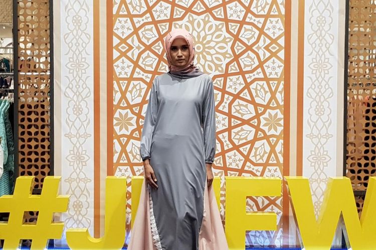 Koleksi Hijab Sabine saat trunk show Road to Jakarta Modest Fashion Week 2018 di Metro, Gandaria City, Kamis (7/6/2018).