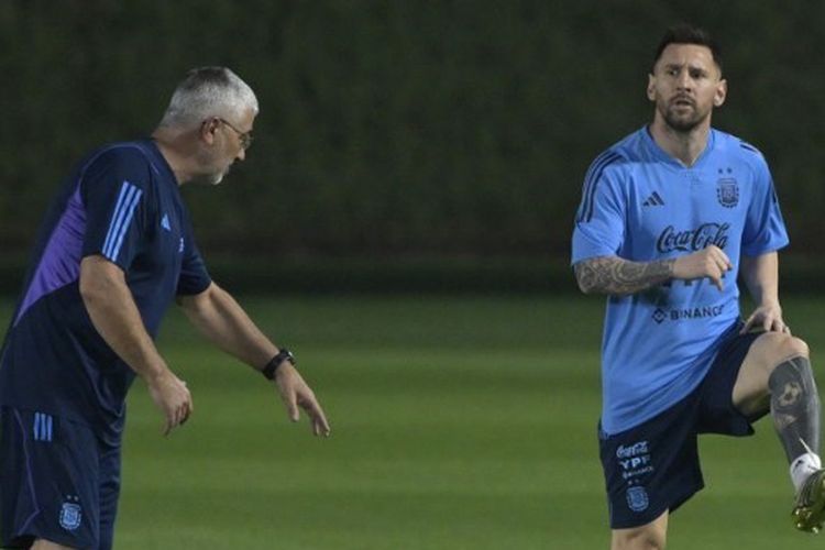 Lionel Messi dilaporkan berlatih secara terpisah dalam sesi latihan timnas Argentina di Universitas Qatar, Doha, pada Sabtu (19/11/2022).