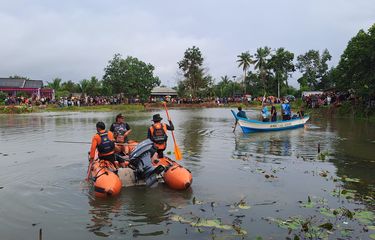 Mandi di Kolam Bekas Tambang bersama Orang Tua, Bocah Perempuan ...