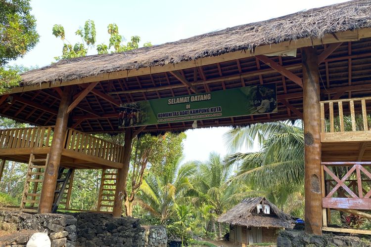 Tak Ada Kuburan di Kampung Adat Kuta, Tradisi Leluhur yang Tetap Dijaga di Tengah Modernisasi
