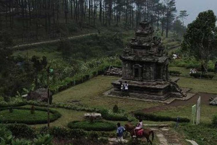 Keindahan Candi Gedong Songo yang berada di lereng Gunung Ungaran, Kebupaten Semarang, Jawa Tengah, Kamis (14/7/2011). Candi Hindu yang dibangun sekitar abad VII tersebut ditemukan Loten tahun 1740. Rafles mencatat kawasan candi tersebut dengan nama Gedong Pitoe sesuai dengan kelompok bangunan yang berjumlah tujuh. 