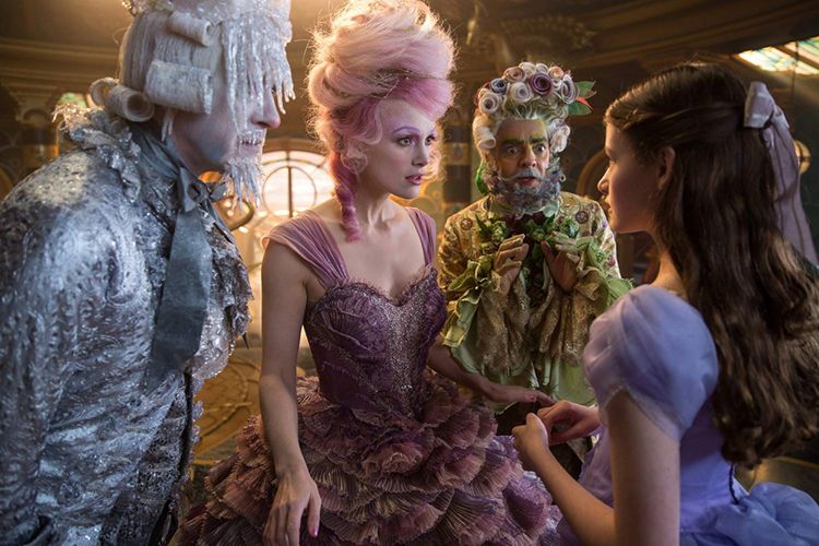 Aktris Keira Knightley (kedua dari kiri) berperan sebagai Sugar Plum dalam film The Nutcracker and the Four Realms (2018).