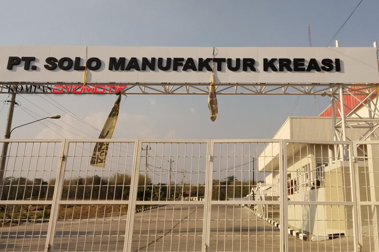 Pabrik Esemka di Boyolali dengan papan nama PT Solo Manufaktur Kreasi.