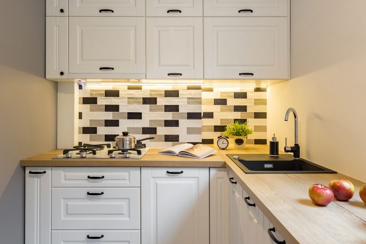 Ilustrasi kitchen set atau lemari dapur di dapur kecil.