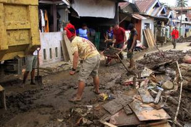 Warga Negara Asing yang berada di Manado, ikut pula membantu mengangkat sampah dan lumpur yang ditinggalkan banjir bandang.