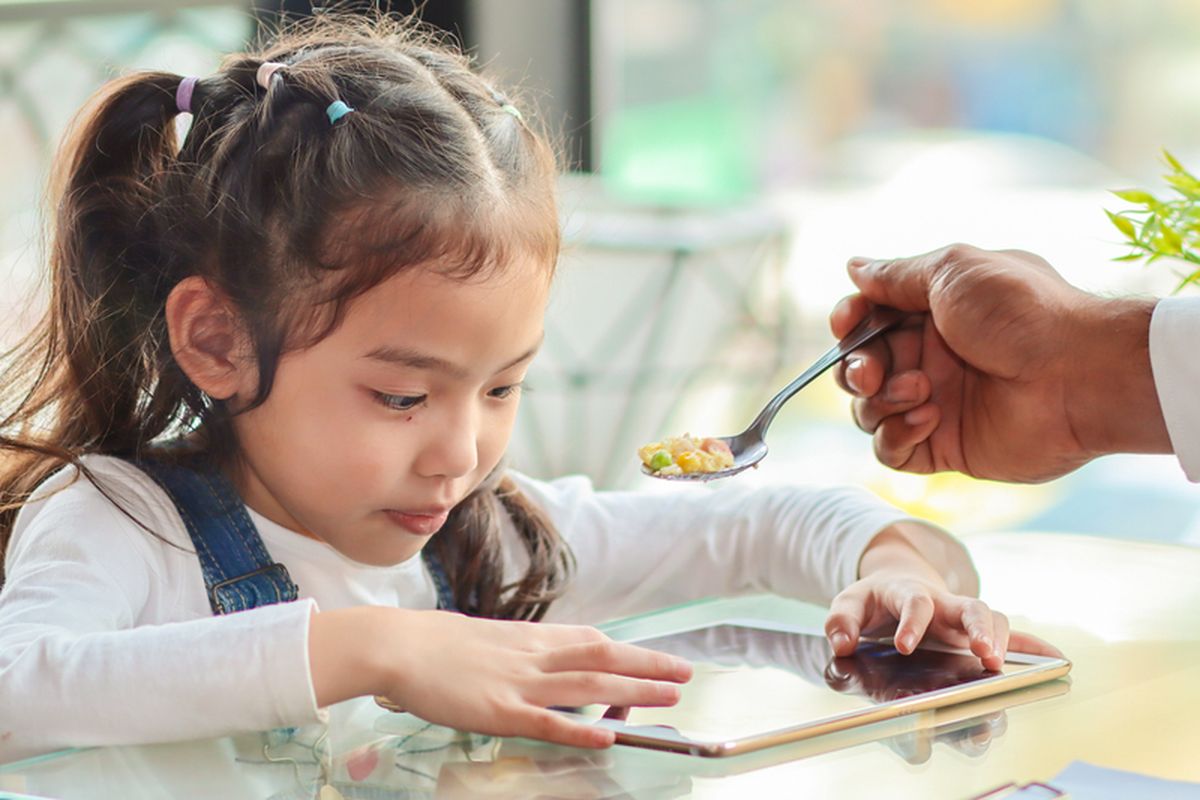 4 Dampak Negatif Menyuapi Anak Usia Sekolah