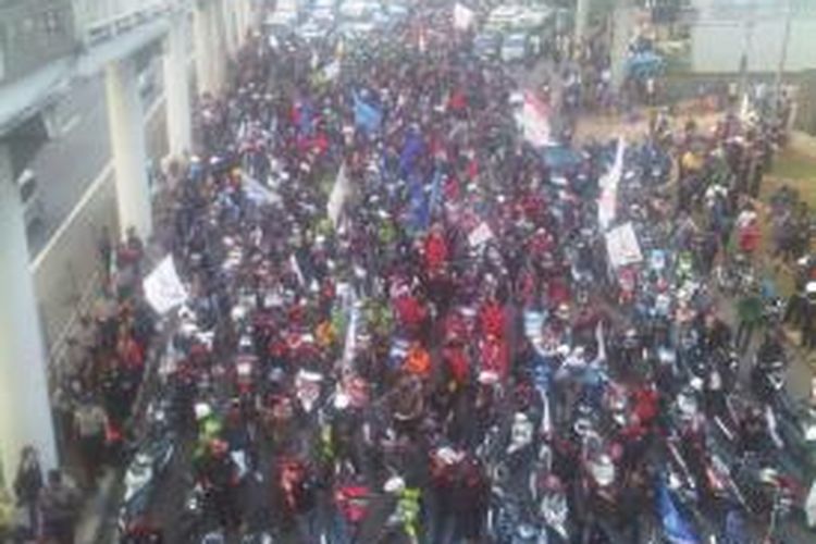 Ribuan buruh menutup jalan gatsu arah cawang, Kamis (28/11/2013)