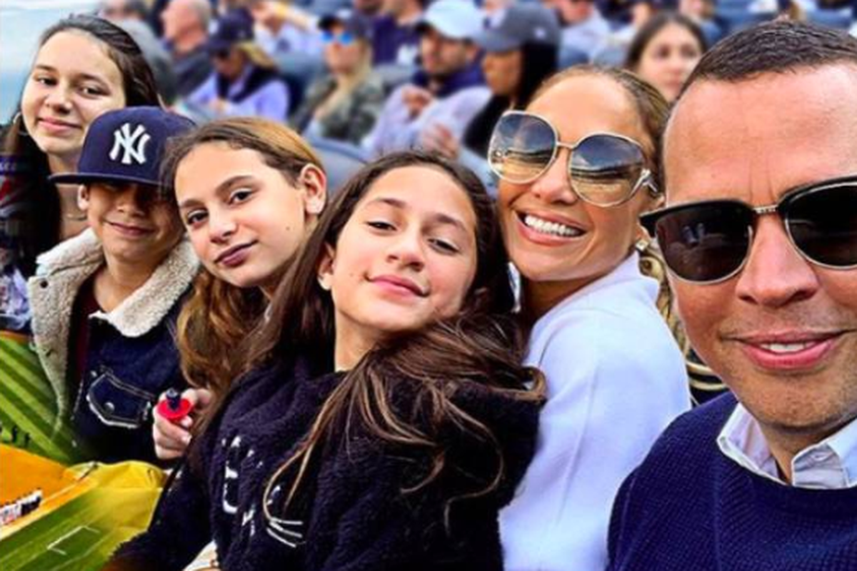 Jennifer Lopez bersama tunangannya Alex Rodriguez dan anak-anak mereka.