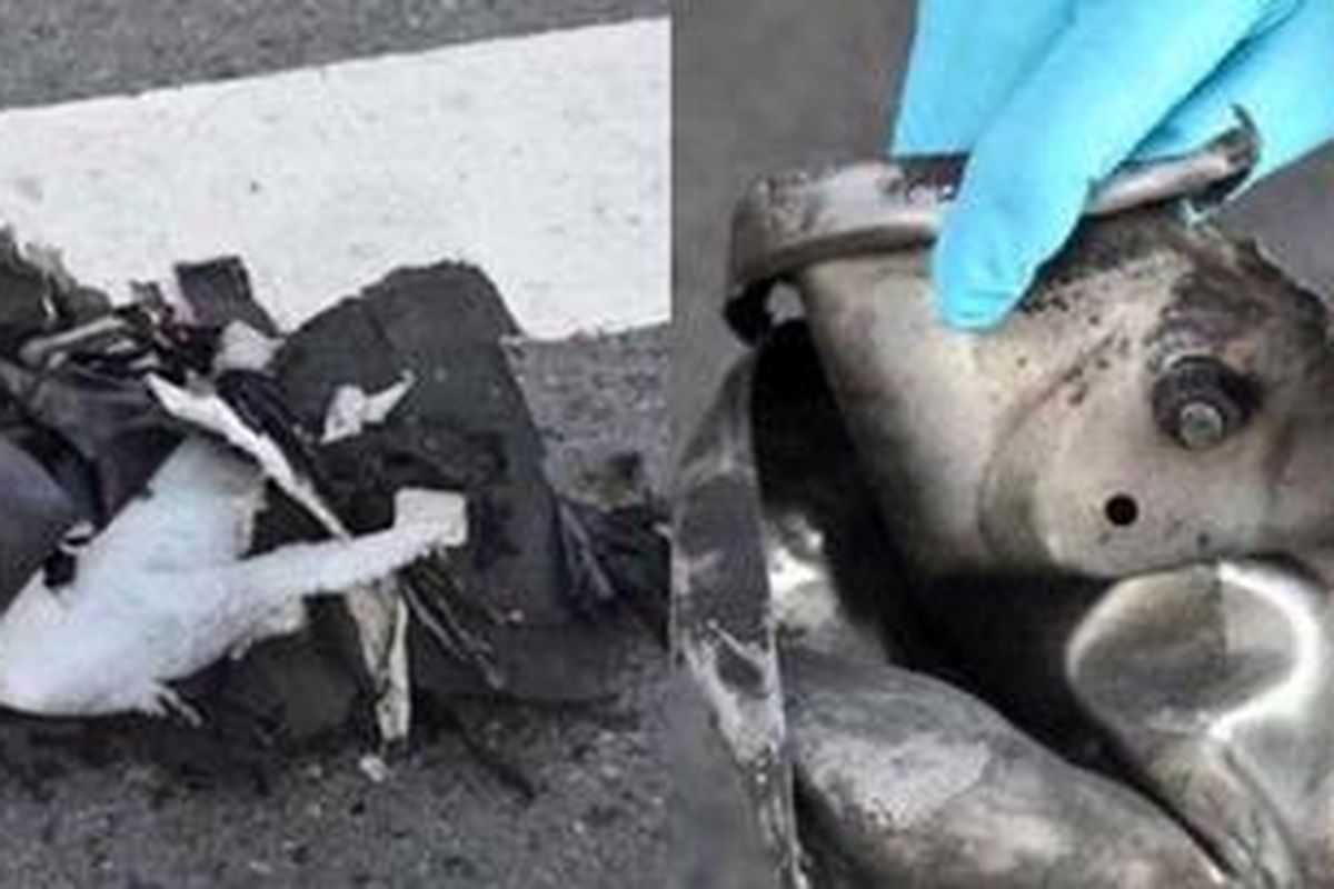  Inilah foto yang berasal dari FBI dan Departemen Keamanan Dalam Negeri AS yang diterbitkan di buletin intelijen untuk aparat penegak hukum. Foto itu memperlihatkan sebuah panci presto yang hancur dan tas hitam yang robek yang diduga merupakan bagian dari bom yang diledakan di dekat garis finis Maraton Boston, Senin (15/4) waktu setemepat.