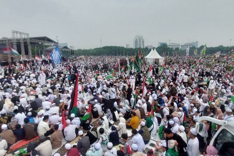 Ribuan peserta aksi munajat kubro Persaudaraan Alumni (PA) 212 memadati kawasan Monas, Jakarta Pusat, Sabtu (2/12/2023). 