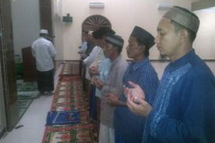 Jemaah Masjid Jami Syuhada, Kelurahan Panggung, Tegal Timur, Kota Tegal, Jawa Tengah, Selasa (10/12/2013) petang, melakukan shalat ghaib dan doa bersama untuk Darman Prasetyo (25), masinis KRL yang tewas dalam kecelakaan kereta api di Jakarta, Senin (9/12/2013) 
 