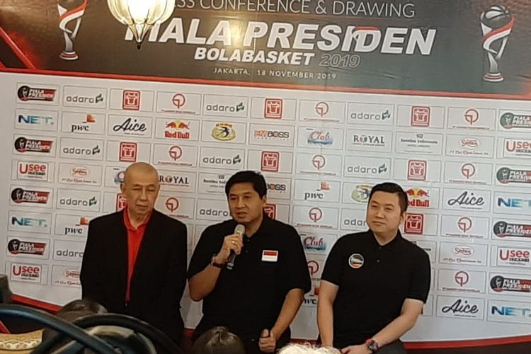 Konferensi Pers Piala Presiden Bola Basket dihadiri Ketua Steering Committee Maruarar Sirait (tengah), Ketua PP Perbasi Danny Kosasih (kiri), dan Ketua Organizing Committee Cahyadi Wanda, di Jakarta, Senin (18/11/2019).