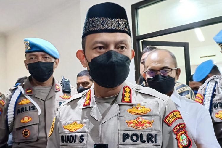 Kapolres Metro Jakarta Timur Komisaris Besar Budi Sartono usai menghadiri pernikahan tersangka pembuangan bayi di Kali Ciliwung yakni MS (19) dan kekasihnya yakni N (20) di lantai 6 Mapolres Jakarta Timur pada Kamis (7/7/2022). 