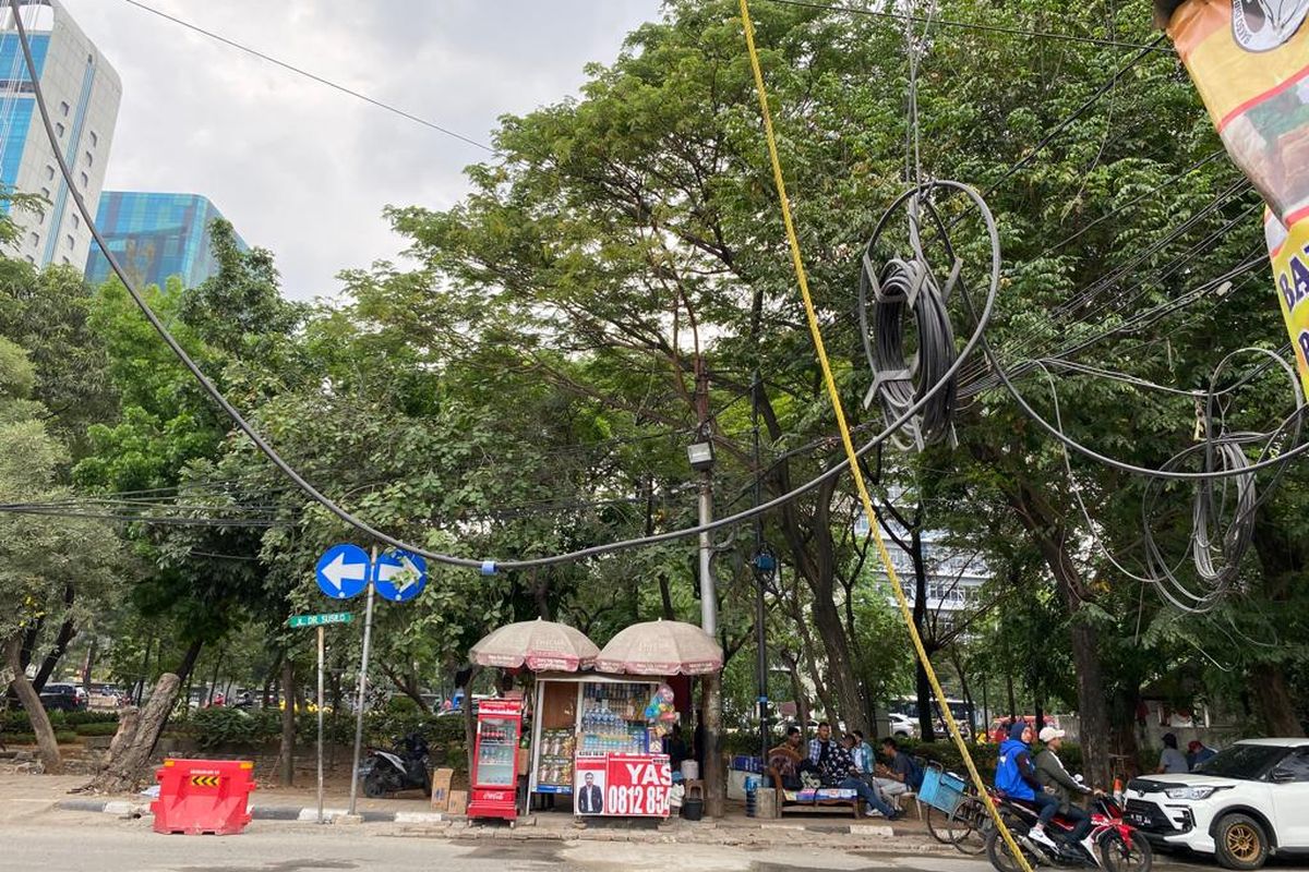Ilustrasi kabel menjuntai di Jalan Dr Susilo Raya, Grogol, Grogol Petamburan, Jakarta Barat.