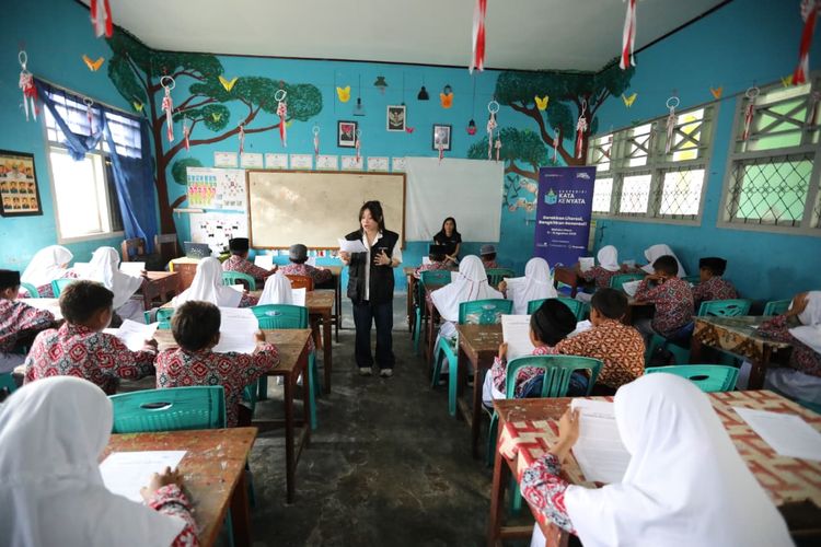Murid-murid di SD Alkhairaat, Tobelo, Maluku Utara mengikuti kelas literasi membaca yang dibawakan relawan Jagat Literasi 30 Tahun Kompas.com, Rabu (13/8/2025). 