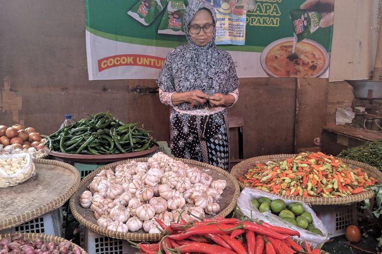 Pedagang bawang putih di Pasar Anyar Kota Tangerang Rositi, Rabu (12/2/2020).
