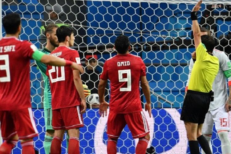 Wasit Andres Cunha menganulir gol Iran ke gawang Spanyol pada pertandingan Grup B Piala Dunia 2018 di Kazan Arena, 20 Juni 2018. 