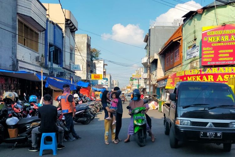 Kawasan Pedagang Kaki Lima (PKL) di Jalan Cihideung, Kota Tasikmalaya, mulai ramai kembali mobilitas masyarakat seusai penyesuaian PPKM Level 4 lanjutan dengan pembukaan penyekatan jalan mulai Selasa (27/7/2021).