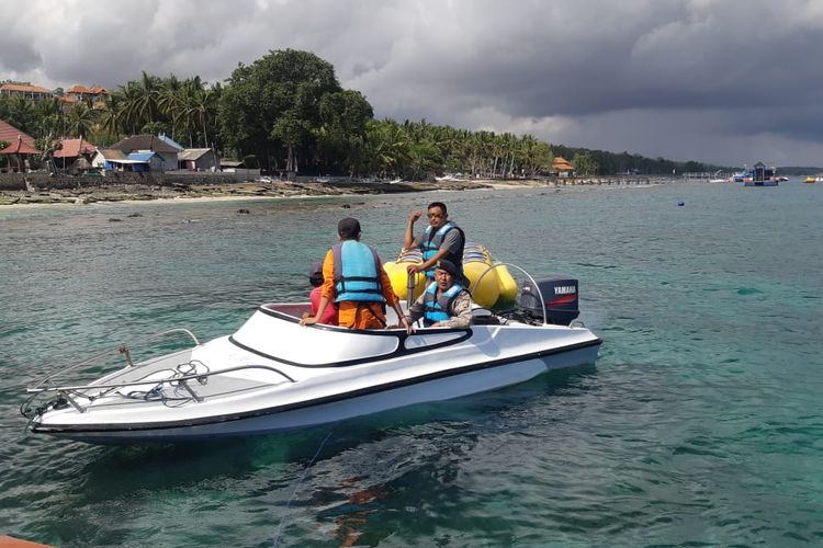 Petugas Kepolisian melakuka  pencarian korban hilang saat menyelam di Nusa Penida, Sabtu(2/11/2019).