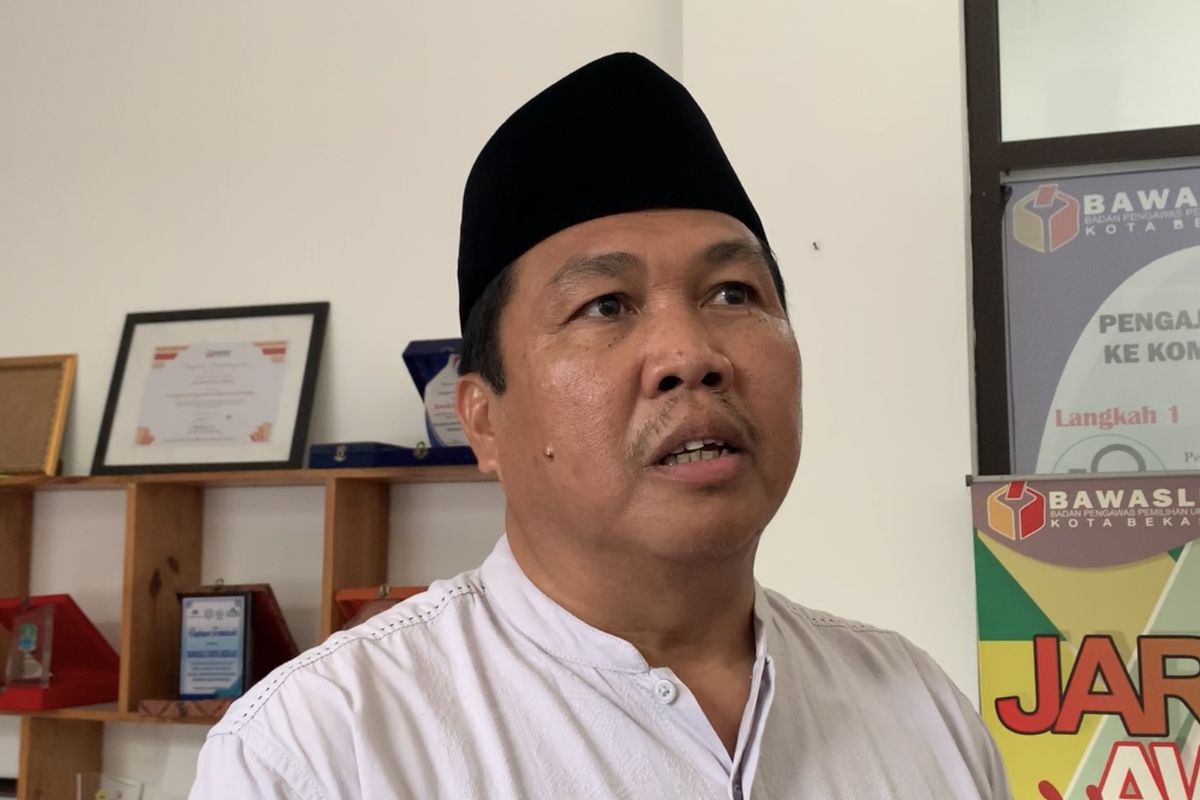 Camat Jatisampurna Nata Wirya saat ditemui usai pemeriksan berkait foto pamer jersey nomor punggung 2 di Bawaslu Kota Bekasi, Jumat (12/1/2024).
