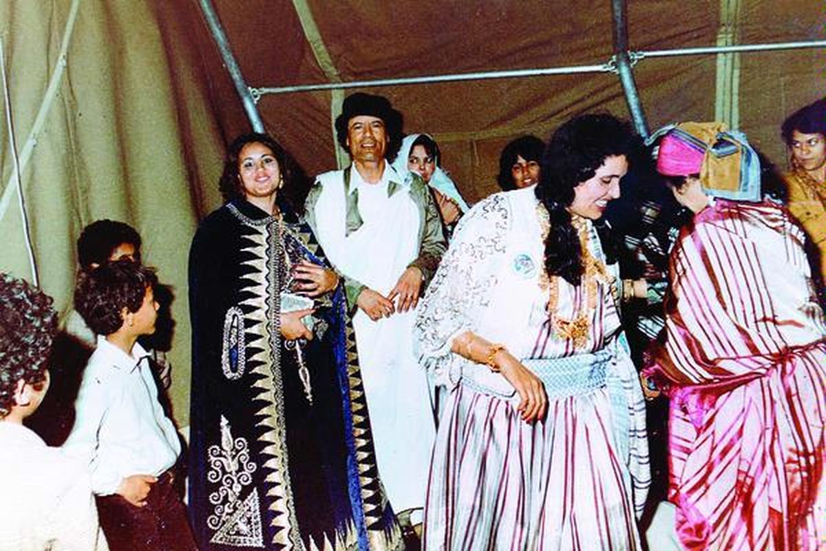 Pemimpin Libya Moammar Khadafy (tengah) dan istrinya, Safia, menghadiri pesta perkawinan dalam foto tidak bertanggal yang ada di dalam album foto keluarga yang ditemukan di tengah reruntuhan kompleks tempat tinggalnya di Bab al-Aziziya, Tripoli, 28 Agustus lalu.