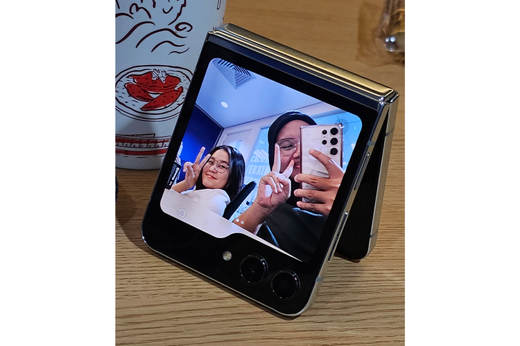 Ilustrasi selfie menggunakan layar sekunder Galaxy Z Flip 5