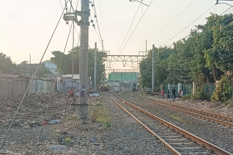 Penampakan Terkini Bantaran Rel di Senen Jakpus, Bersih dari Rumah Liar Warga