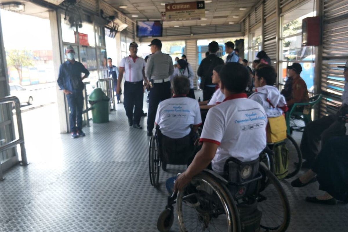 Puluhan penyandang disabilitas sambangi Terminal Tanjung Priok untuk menilai apakah terminal tersebut ramah difabel.